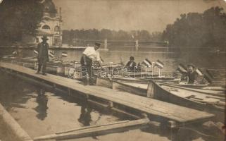 Budapest XIV. Városligeti tó, csónakázó társaság, photo (EK)