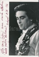 1976 José Carreras (1946-) saját kezű sorai és dedikációja egy őt ábrázoló fotón, fotó, kartonra ragasztva, 24x16 cm./ autograph signature