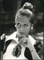 Pataki Ágnes (1951- ) modell portréja, fotó, hátulján feliratozva, pecséttel jelzett, 17,5×12,5 cm