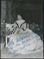 1962 Virginia Zeani (1925-) ajándékozási sorai és aláírása egy őt magát ábrázoló fotón, a hátoldalán pecséttel jelzett, 22x16 cm./ autograph signature