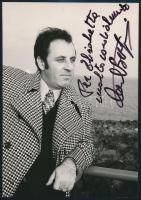 Carlo Bergonzi (1924-2014) olasz opera-énekes saját kezű aláírása egy a művészt ábrázoló fotón, a hátoldalán pecséttel jelzett, 24x16cm/ Autograph signature of Carlo Bergonzi (1924-2014) Italian operatic tenor