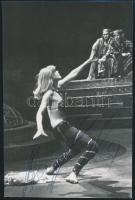 cca 1967 Anja Silja (1940- ) operaénekesnő aláírása egy róla készült fotón, a hátoldalán feliratozva, 15x10 cm. / autograph signature