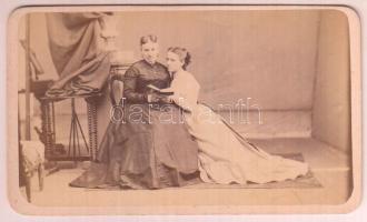 cca 1860 Anya és leánya, jelzés nélküli vizitkártya méretű fénykép, 10x6 cm