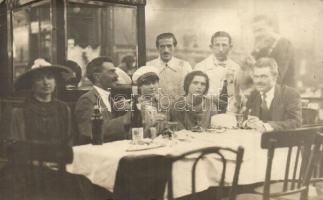 1922 Budapest VI. Teréz körút 19., Sorrentó Nagy Kávéház és Étterem, italozó társaság, pincérek, belső, photo