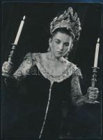 Mátyás Mária (1924-1999) operaénekesnő dedikációja egy őt ábrázoló fotón, kartonra ragasztva, 12x9 cm. / autograph signature