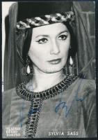 Sass Szilvia (1951-) operaénekesnő aláírása egy őt ábrázoló fotón, a hátoldalán pecséttel jelzett, 13x9 cm./ autograph signature