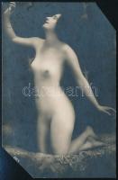 cca 1920-1930 Térdelő akt, erotikus fotó, vágott sarkokkal, 12,5×8 cm