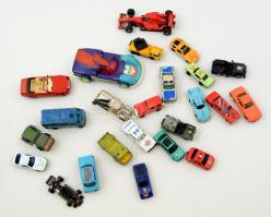 Egy cipősdoboznyi kisautó, darabonként változó állapotban