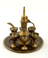 Gazdagon díszített keleti motívumos rézszínű fém italos készlet: kiöntő, m: 13 cm; 6 db kupica, d: 3,5 cm; 1 db tálka, d: 14,5 cm