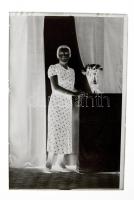 cca 1950 Kiskunfélegyháza, Marika fotó műteremben készült 13 db vintage üveglemez negatív, 9x12 cm és 10x15 cm