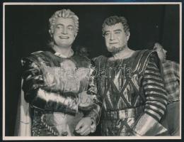 Kónya Sándor (1923-2002) operaénekes aláírása egy őt és Svéd Sándor (1906-1979) operaénekest ábrázoló fotón, 8x11 cm. / autograph signature