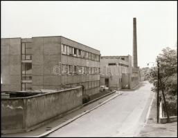 1975 Budapest, képriport a Magyar Édesipar fellegváráról a budafoki úti csokigyárról, 86 db szabadon...
