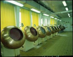 1975 Budapest, képriport a Magyar Édesipar fellegváráról a budafoki úti csokigyárról, 86 db szabadon...