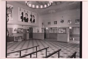 1973 Budapest, a Dózsa mozi külső-belső felvételei, 6 db szabadon felhasználható vintage negatív, 6x7 cm