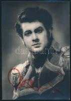 Plácido Domingo (1941-) operaénekes, karmester és operaigazgató aláírása egy őt ábrázoló fotón, 14x10 cm.