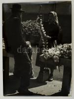 cca 1971 Medgyesi László: Fokhagyma vásár, feliratozott, vintage fotóművészeti alkotás, kiállítási emlékpecsétekkel, felületén apró sérülésekkel, 40x29 cm