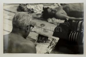 cca 1965 Krisch Béla: Napozó, pecséttel jelzett vintage fotóművészeti alkotás, 25x39 cm