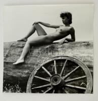 cca 1976 Kerékcserére várva, jelzés nélküli vintage fotóművészeti alkotás, 28x30 cm / erotic photo, 28x30 cm