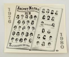 1980 Budapest, Leövey Klára Közgazdasági Szakközépiskola tanári kara és végzős növendékei, kistabló 41 nevesített portréval, 24x30 cm