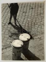 cca 1960 Dr. Lajos Sándor: Utcaseprő, feliratozott vintage fotóművészeti alkotás, kiállítási emlékjeggyel, 33,5x25 cm
