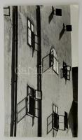 cca 1957 Réti Pál (1918-1989): Ablakok, aláírt, feliratozott vintage fotóművészeti alkotás, 38,5x22 cm