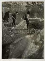 cca 1958 Krisch Béla: Jégvágók, pecséttel jelzett vintage fotóművészeti alkotás, 39,5x29,5 cm