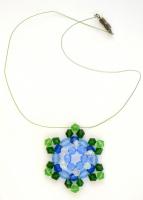 Kék-zöld színű gyöngyszövött medál drót láncon, h: 36 cm