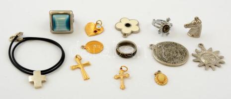 Vegyes bizsu tétel, gyűrűk, medálok, karkötő, összesen: 13 db