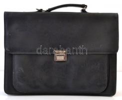 Fekete műbőr aktatáska, jó állapotban, 39x29x9 cm