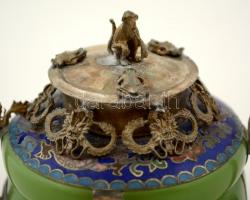 Jádéval és zománccal díszített fém teáskanna, tetején apró majom figurával, m: 10 cm