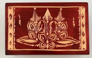 Erdélyi kézműves fa titokdoboz, kulccsal, belsejében tükörrel, plüss béléssel, szép állapotban, 21x1...