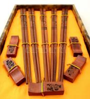 Japán evőpálcikák, tartóval(5 pár, 5 db tartóval), elegáns tartódobozban, szép állapotban, doboz mér...