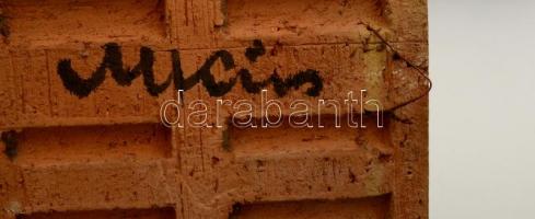 M Kiss Katalin (1941-): Fali kép, festett mázas kerámia, jelzett, apró máz hibákkal, 17×41 cm