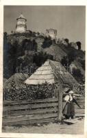 Sebesvár, Bologa; Körös-völgy, vár, hölgy fával a vállán / valley, castle, lady with wood on her shoulders, folklore (EK)