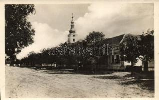 Diósviszló, utcakép templommal