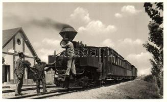 Kecskemét-Bugac; Puszta vasútállomás, gőzmozdonyt szerelő vasutas