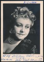 1957 Toti dal Monte (1893-1975) opera-énekesnő dedikációja egy őt ábrázoló fotón, 14x10 cm. / autograph signature