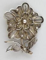 Ezüst(Ag) virág alakú filigrán kitűző, jelzett, 4,8x3,8 g, nettó: 7,1 g