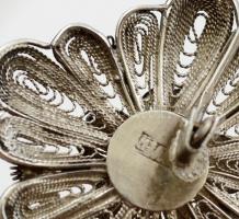 Ezüst(Ag) virág alakú filigrán kitűző, jelzett, 4,8x3,8 g, nettó: 7,1 g