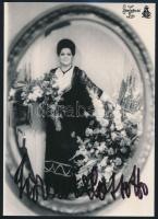 Fiorenza Cossotto (1935-) opera-énekesnő aláírása egy őt ábrázoló fotón, 17x13 cm. / autograph signature