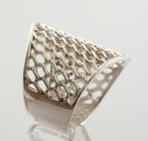 Ezüst(Ag) áttört gyűrű, jelzett, méret: 50, nettó: 4,9 g