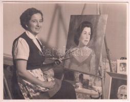1958 Festőnő munka közben, hátoldalon feliratozott fotó, 9x14 cm