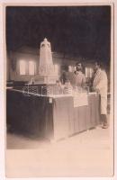 1936 Emlékműmakett megtekintése, fotólap, 13x8,5 cm