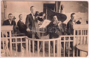 1926 Bp., Zenészek, fotólap, Bohém Oszi fotó, 9x14 cm