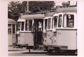 Budapest, Az újpesti kocsiszínben várakozó villamosok, utólagos előhívás, 10x15 cm