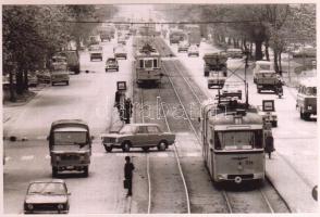 cca 1960-1980 Budapest, Villamosok és autók a Váci úton, utólagos előhívás, 10x15 cm
