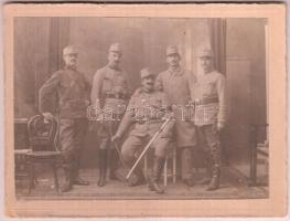 cca 1914-1918 I. világháborús katonák műtermi fotója, kartonra kasírozva, 10x14,5 cm
