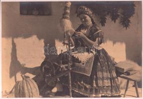 Balogh Rudolf (1879-1944): Menyecske rokkával, jelzetlen fotó, 20x29 cm