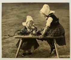 Balogh Rudolf (1879-1944): Menyecske rokkával, jelzetlen fotó, 25x30 cm