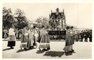 2 db RÉGI képeslap: 1938 Szent István év, Szent István Fejének ereklyéje / 2 pre-1945 postcards:  King Saint Stephan anniversary